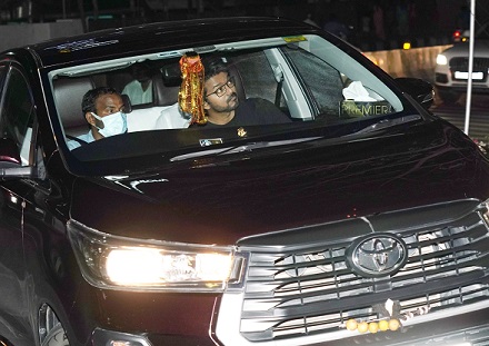 Xclusive vijay thalapathy papped post shooting for thalapathy 66 in Hyderabad